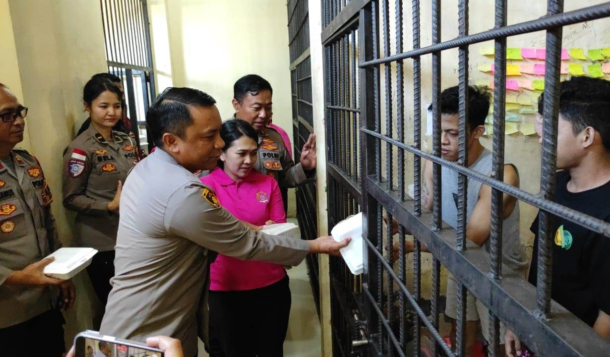 Ketua Bhayangkari Cabang Sanggau Bagikan Nasi Kotak kepada Tahanan Rutan Polres Sanggau dalam Program Jum’at Berkah