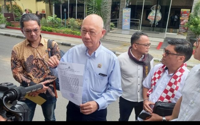 Korban Budi Priyanto memperlihatkan bukti laporan pengaduan kepada wartawan (foto.jos Tambunan)