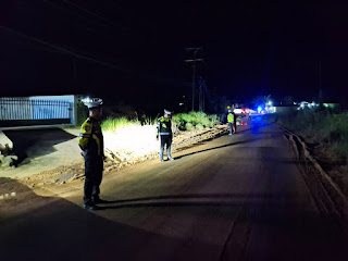 Kasat Lantas Polres Melawi Sigap Bersihkan Lumpur Proyek di Jalan Ramera Nanga Pinoh, Cegah Kecelakaan