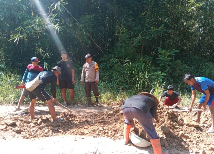 Gotong Royong Bhabinkamtibmas dan Warga Dusun Tepo Tambal Jalan Rusak di Air Besar, Landak