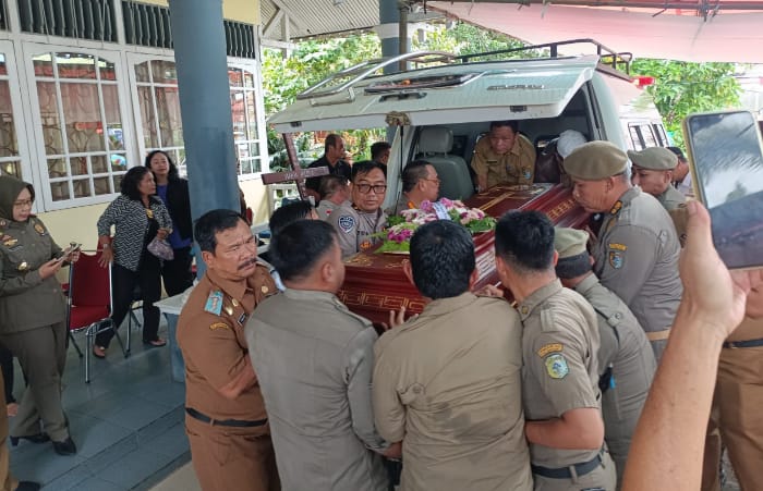 Istri Sekda Sintang, Maria Yosepa, Meninggal Dunia: Ratusan Warga Hadiri Ibadah Pelepasan Jenazah