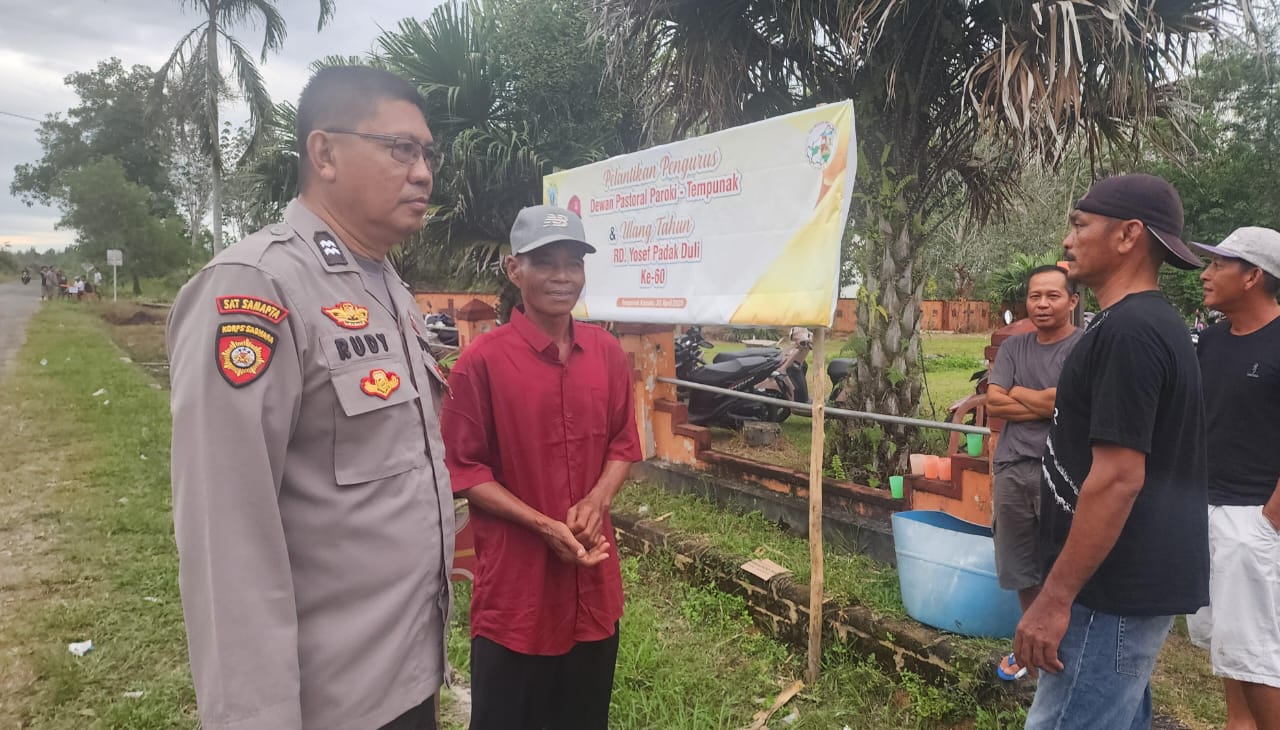 Polsek Sintang Kota Sosialisasikan Layanan Polisi 110 kepada Warga di Pasar Sungai Durian