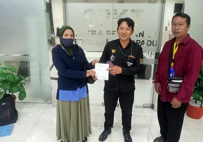 Umiati dan Khosim bersama Sukindar saat melaporkan kasus dugaan penipuan dana paketan lebaran ke SPKT Polda Jateng, Rabu (7/5/2025).