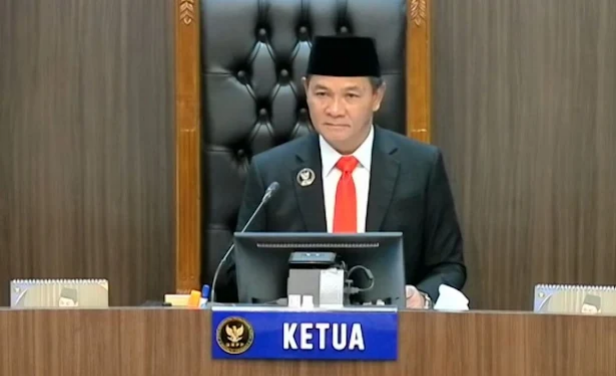 Aidil Azhar, Ketua Panwaslih Aceh Barat, resmi dicopot DKPP karena terbukti menggunakan ijazah palsu saat seleksi. Simak kronologinya di sini.