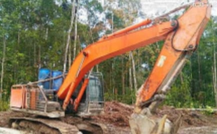 Dugaan Pengerjaan PETI Ilegal Secara Bebas di Kecamatan Bunut Hulu Dengan Menggunakan 6 Unit Alat Berat Excavator.