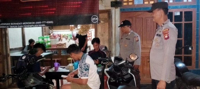 Patroli Malam Samapta Polsek Menyuke di Desa Darit: Antisipasi Premanisme dan Jaga Kamtibmas 
