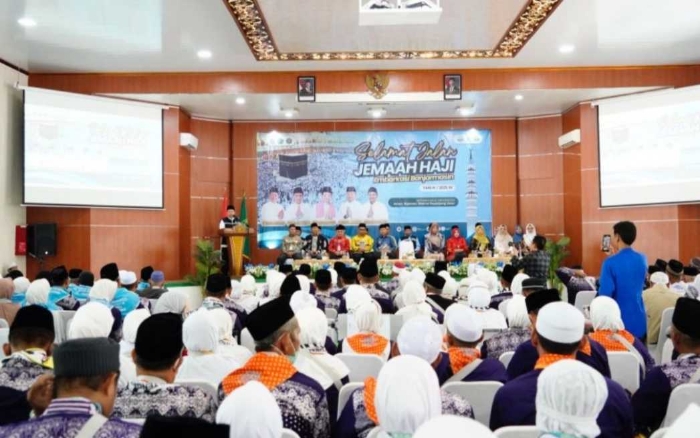 Tangis Haru Warnai Keberangkatan Kloter Pertama Jemaah Haji Kalteng 2025 dari Embarkasi Banjarmasin