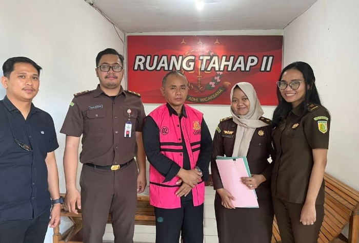 Kejari Mempawah Terima Tersangka Kasus Korupsi Dana Desa Pasir Tahun 2019, Kerugian Negara Capai Rp640 Juta