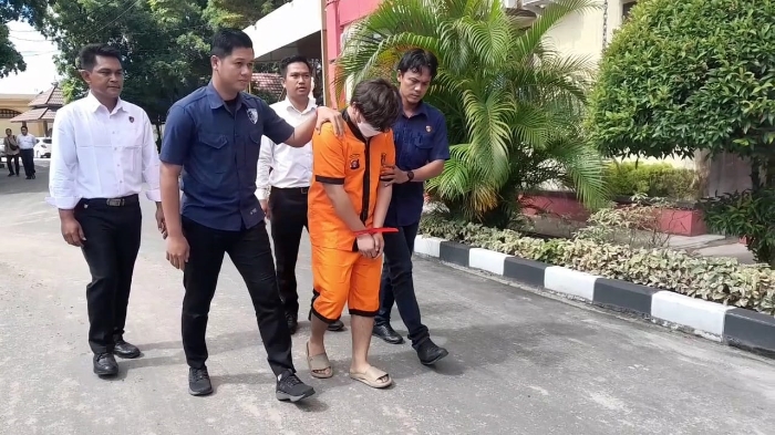 Alvaro Jordan (24), tersangka pembunuh Nurmaliza digiring polisi menuju Rutan Mapolda Kalteng, Jumat (16/5/2025). Dok. Polda Kalteng)