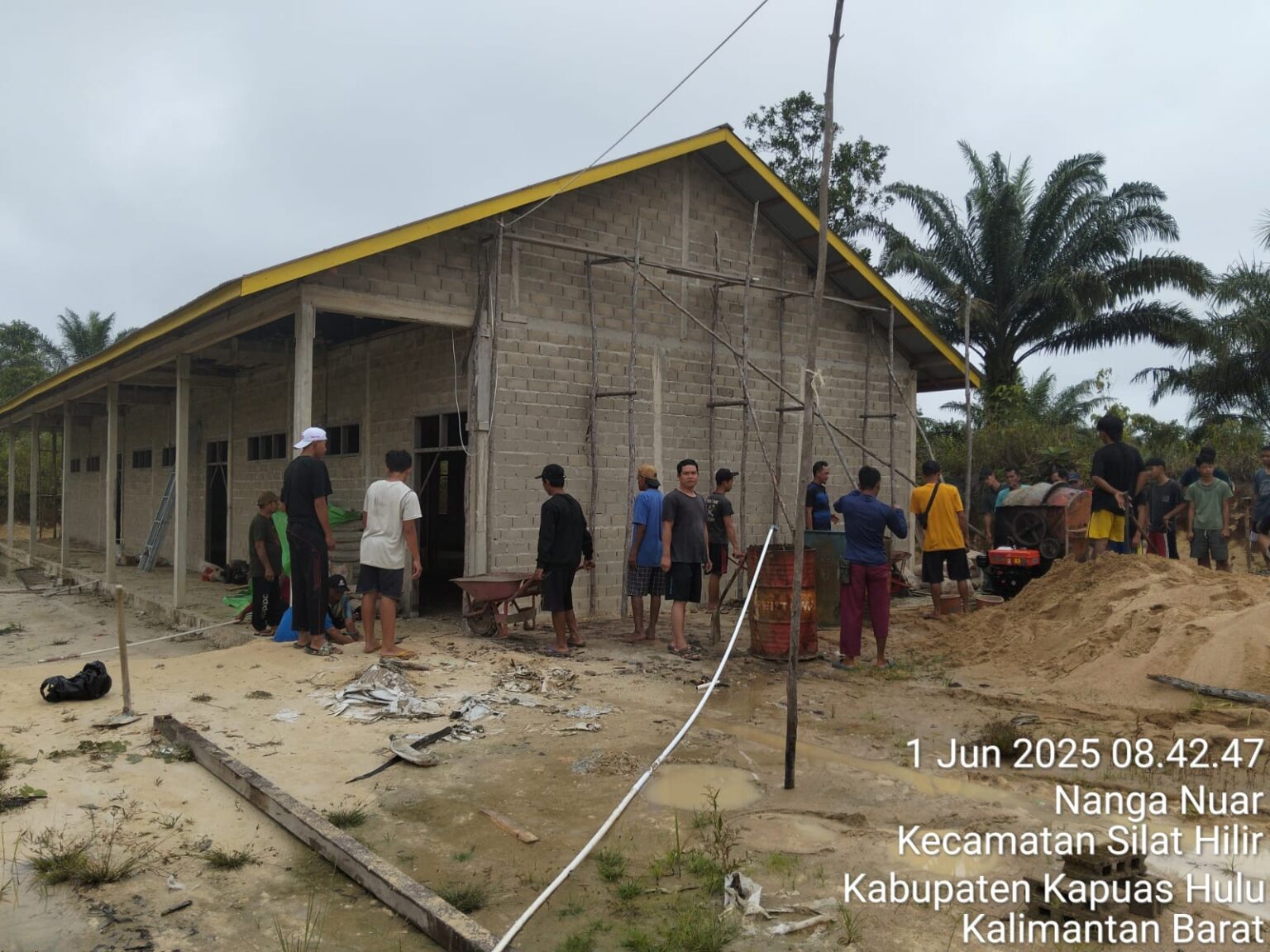 Gotong Royong Bangun Pesantren Al-Ikhlas di Desa Nanga Nuar, Kapuas Hulu: Masyarakat Harap Dukungan Pemerintah