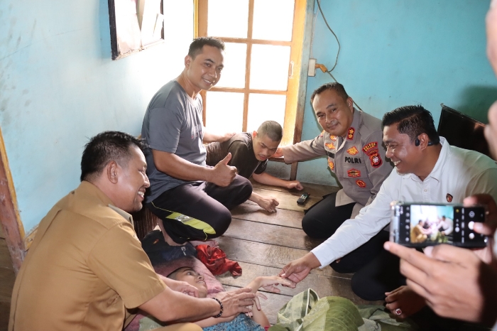 Kapolres Melawi Serahkan Kursi Roda untuk Warga Sakit, Wujud Kepedulian Polri kepada Masyarakat.(Foto: Humas Polres Melawi)