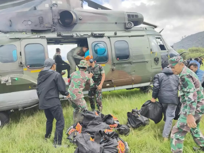 Helikopter H225M Caracal TNI AU (HT-7205) jalankan misi kemanusiaan di Aceh Tengah pasca banjir bandang, evakuasi warga dan distribusi bansos ke lokasi terisolir.TNI AU