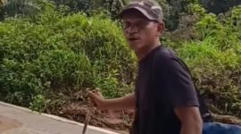 Tangkapan layar seorang pria yang rela berjalan dari Sibolga menuju Tarutung untuk kabarkan keluarga selamat dari banjir. (Facebook/Ndoetch Dani)